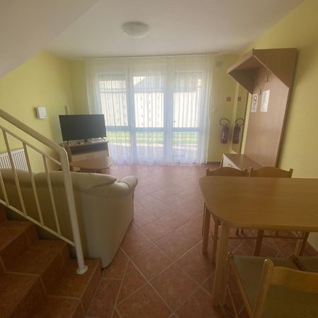 Hajnal Vendeghaz Apartment ไฮจ์ดุสโซบอสโล ภายนอก รูปภาพ
