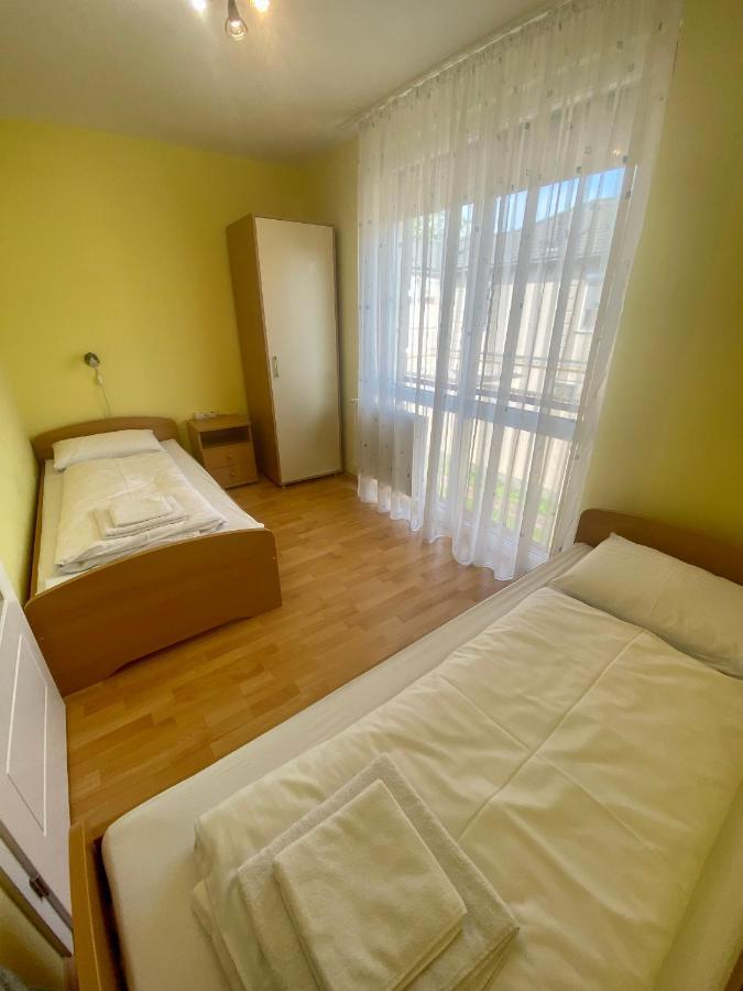 Hajnal Vendeghaz Apartment ไฮจ์ดุสโซบอสโล ภายนอก รูปภาพ