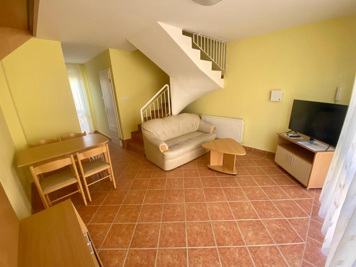 Hajnal Vendeghaz Apartment ไฮจ์ดุสโซบอสโล ภายนอก รูปภาพ
