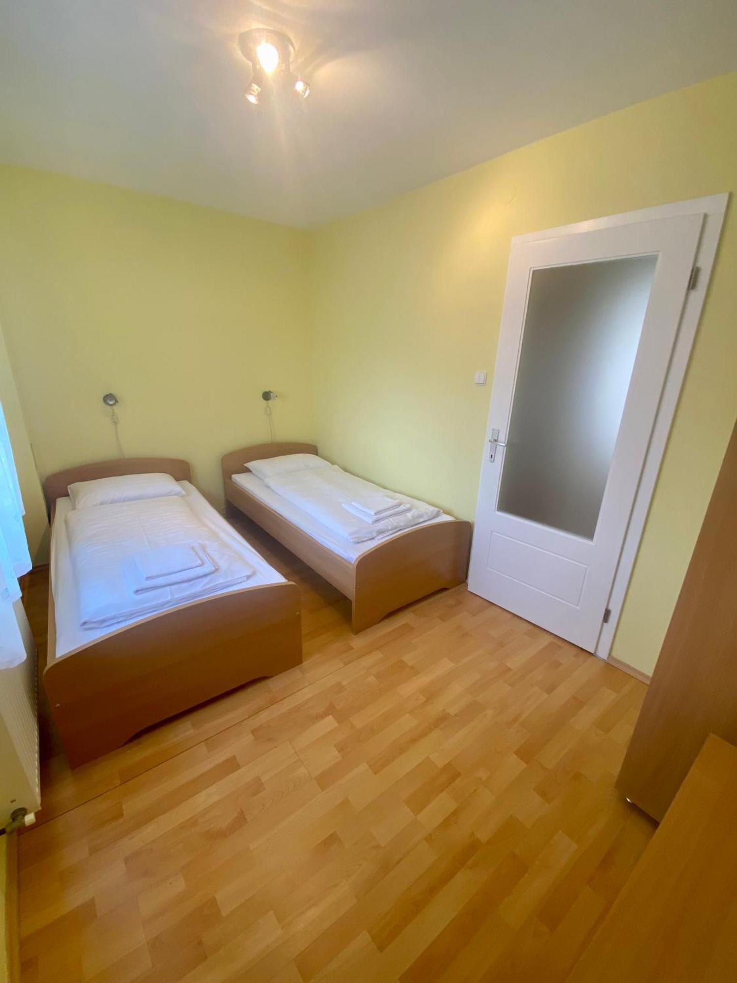 Hajnal Vendeghaz Apartment ไฮจ์ดุสโซบอสโล ภายนอก รูปภาพ