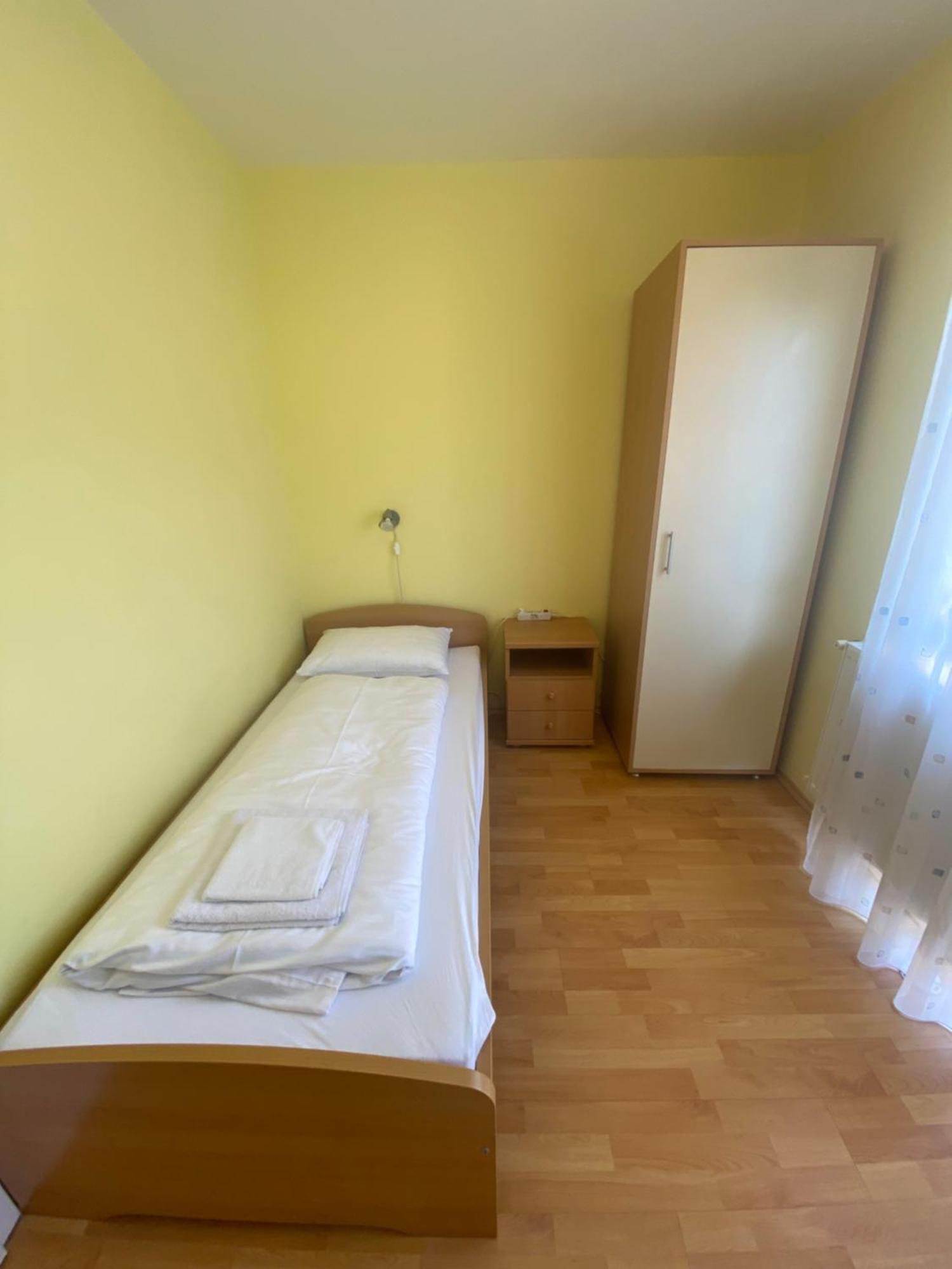 Hajnal Vendeghaz Apartment ไฮจ์ดุสโซบอสโล ภายนอก รูปภาพ
