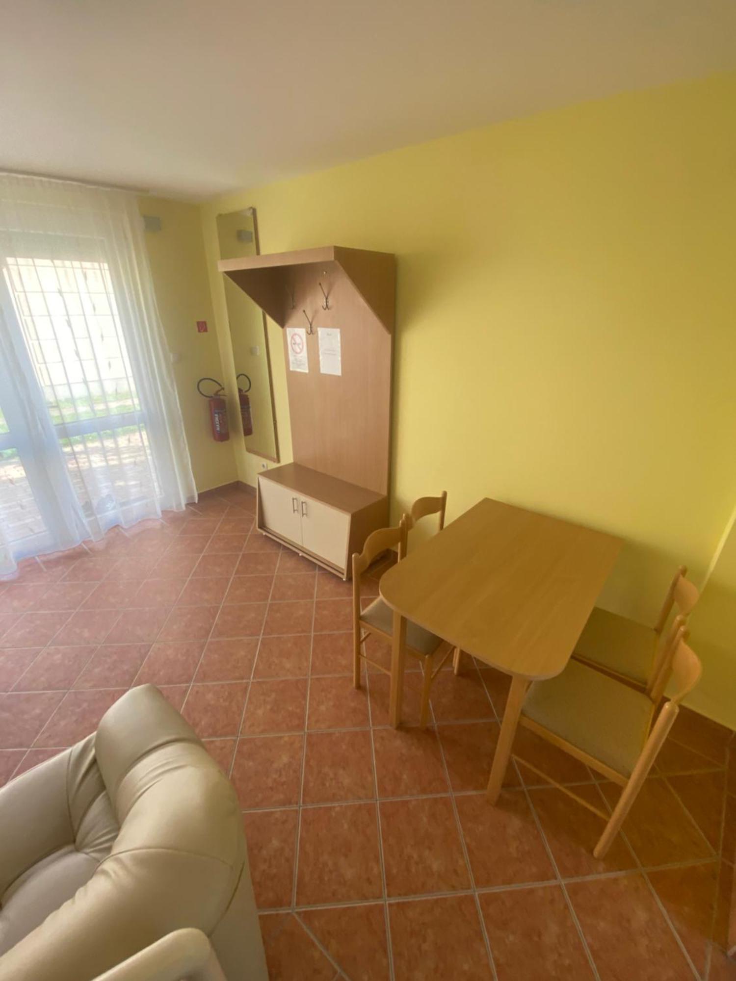 Hajnal Vendeghaz Apartment ไฮจ์ดุสโซบอสโล ภายนอก รูปภาพ