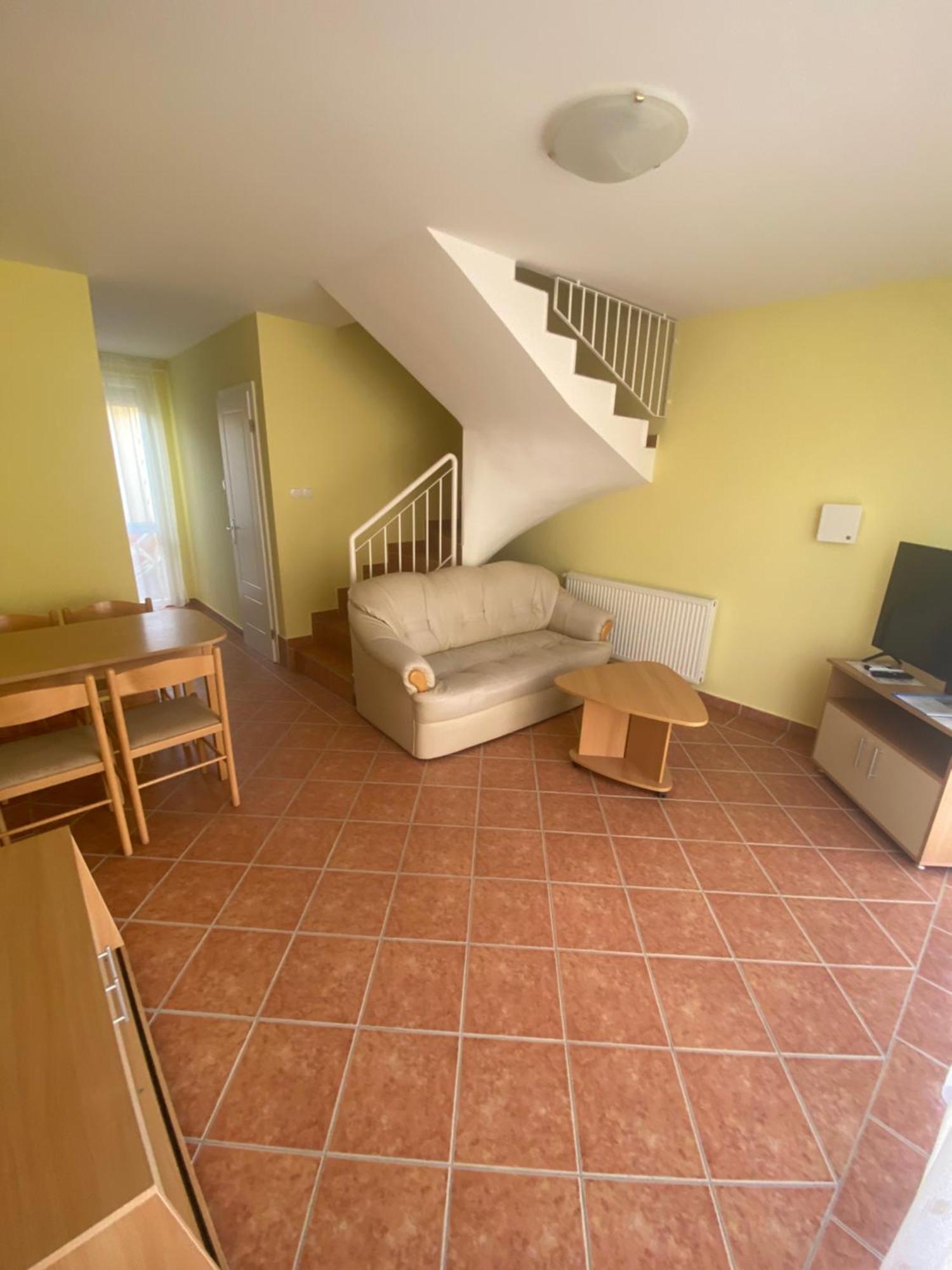 Hajnal Vendeghaz Apartment ไฮจ์ดุสโซบอสโล ภายนอก รูปภาพ