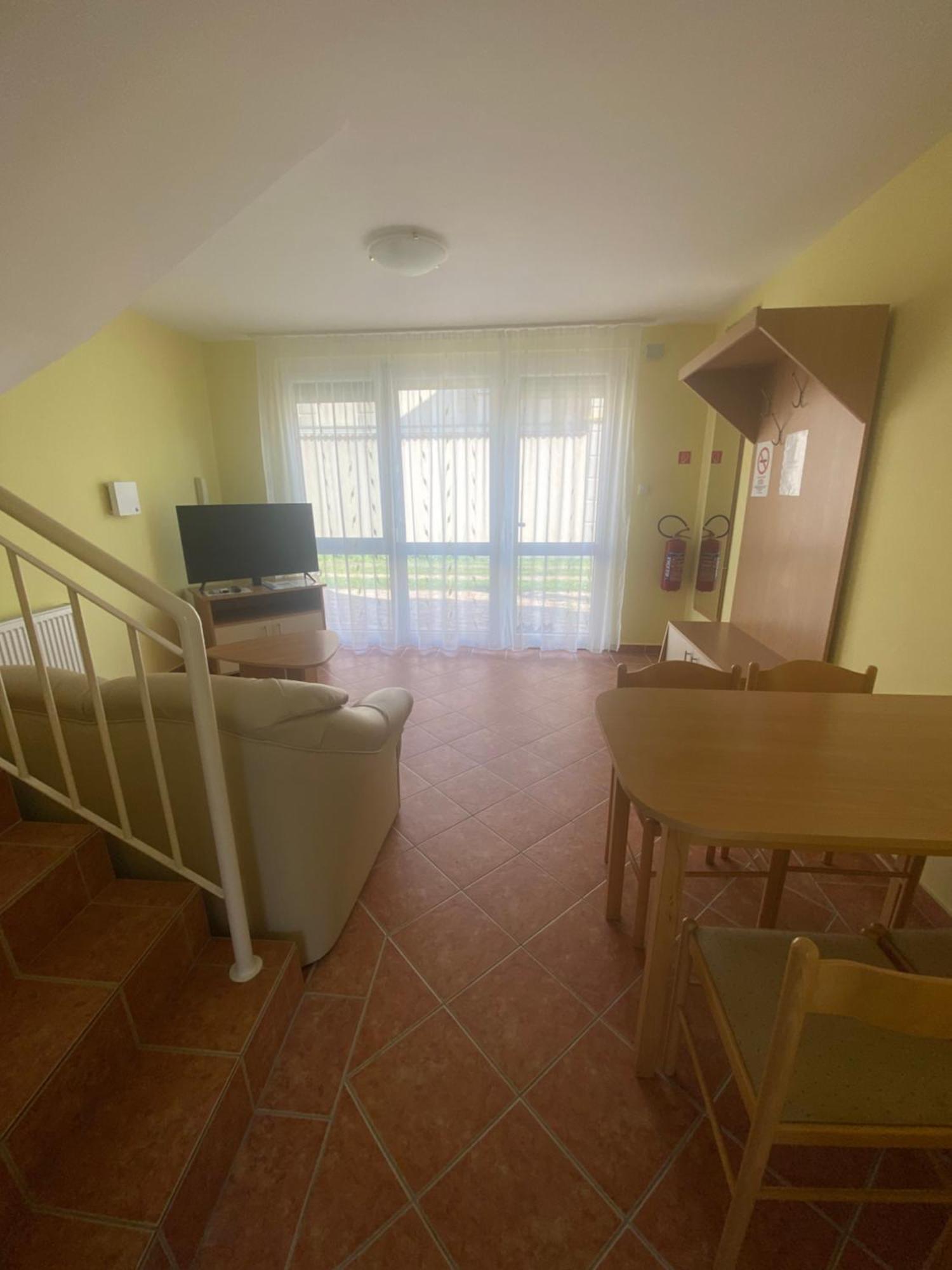 Hajnal Vendeghaz Apartment ไฮจ์ดุสโซบอสโล ภายนอก รูปภาพ