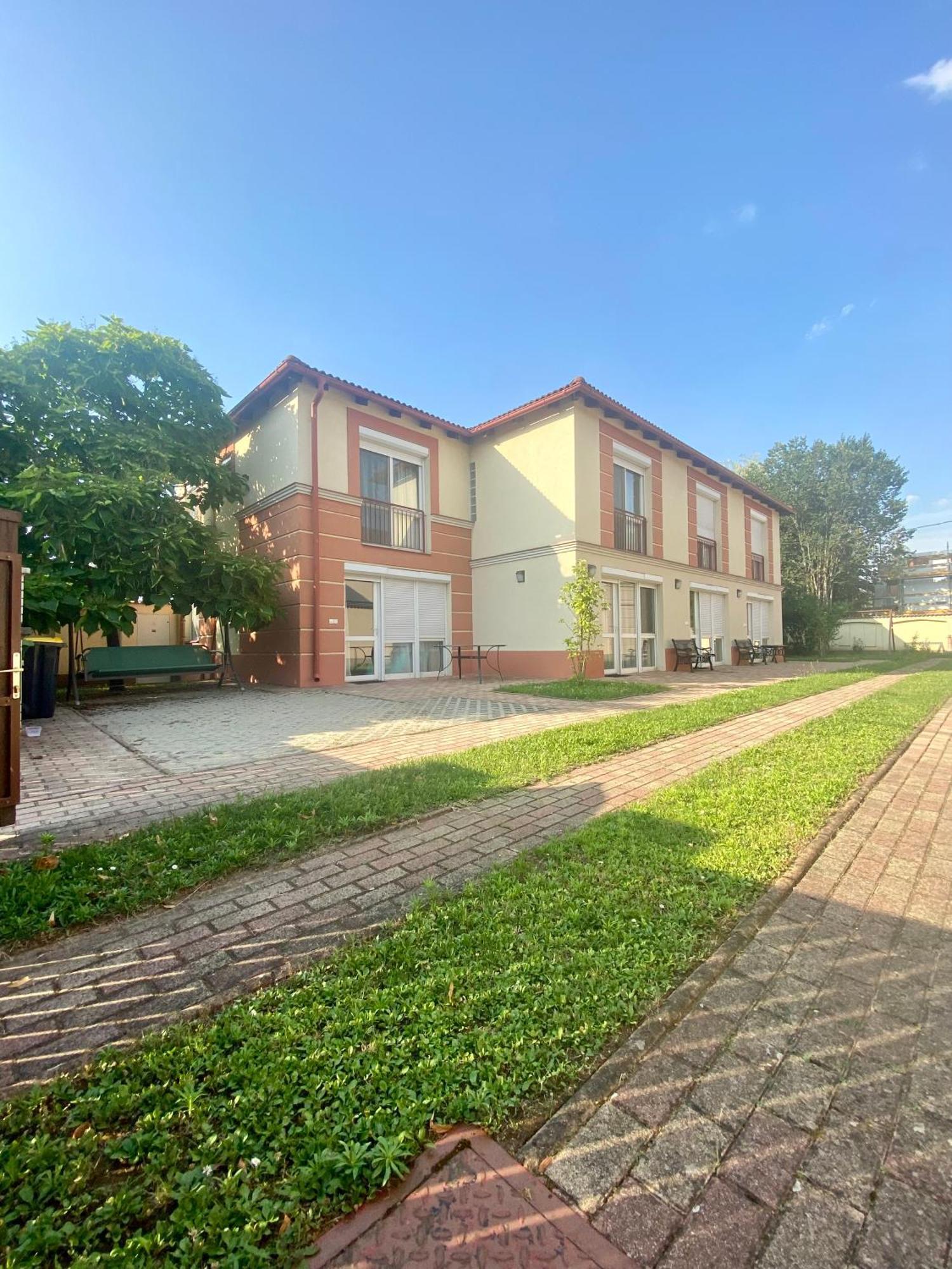 Hajnal Vendeghaz Apartment ไฮจ์ดุสโซบอสโล ภายนอก รูปภาพ
