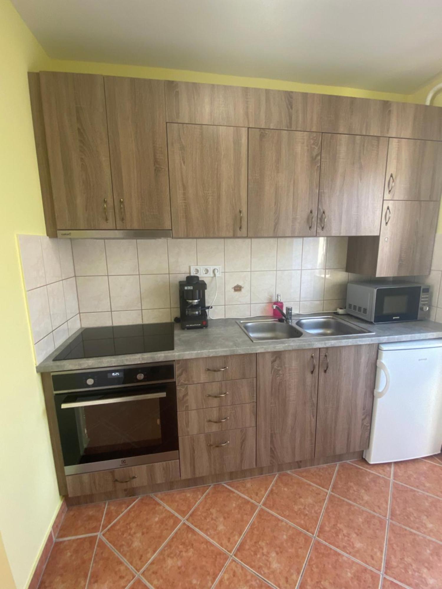 Hajnal Vendeghaz Apartment ไฮจ์ดุสโซบอสโล ภายนอก รูปภาพ